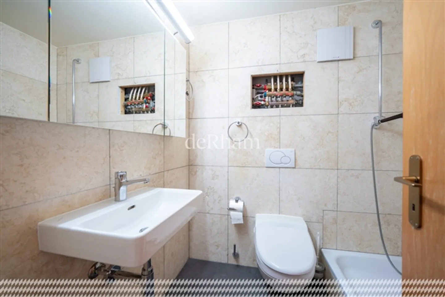 Renovated farmhouse with two units on a plot of 2,358 m2 - Photo 19 of 20