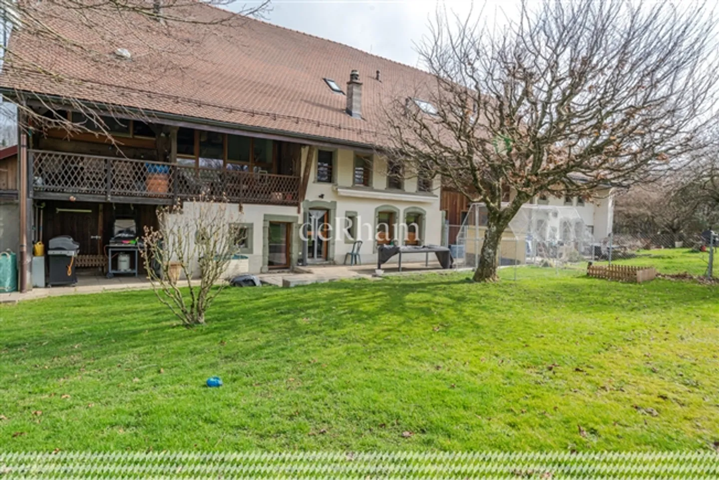 Renovated farmhouse with two units on a plot of 2,358 m2 - Photo 1 of 20