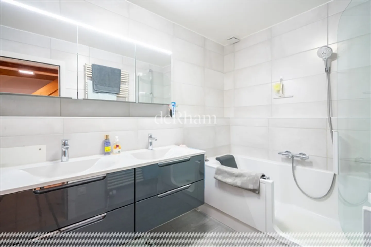 Renovated farmhouse with two units on a plot of 2,358 m2 - Photo 8 of 20