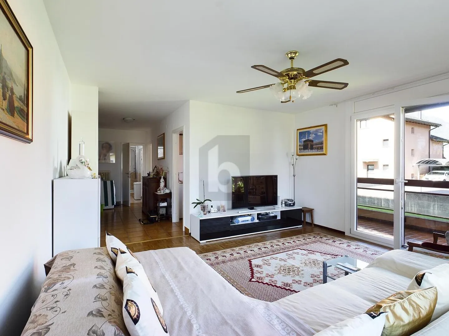 Welcoming in a Sunny Position - Photo 1 of 6