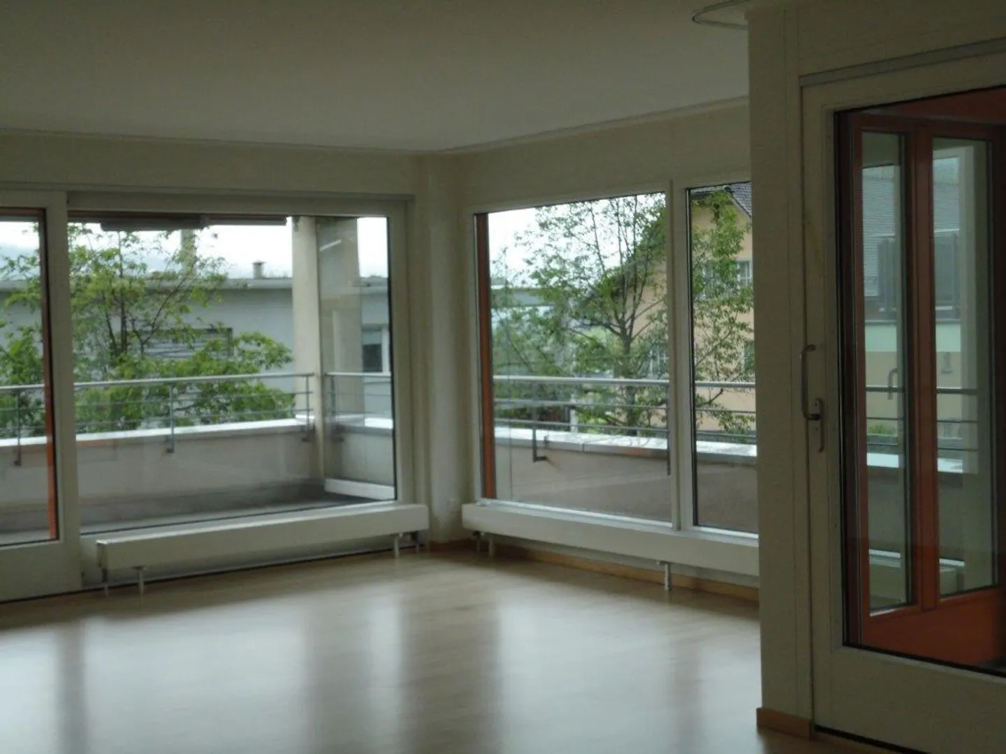 Spacious 5½-room apartment with two balconies in Schwyz - Photo 3 of 11