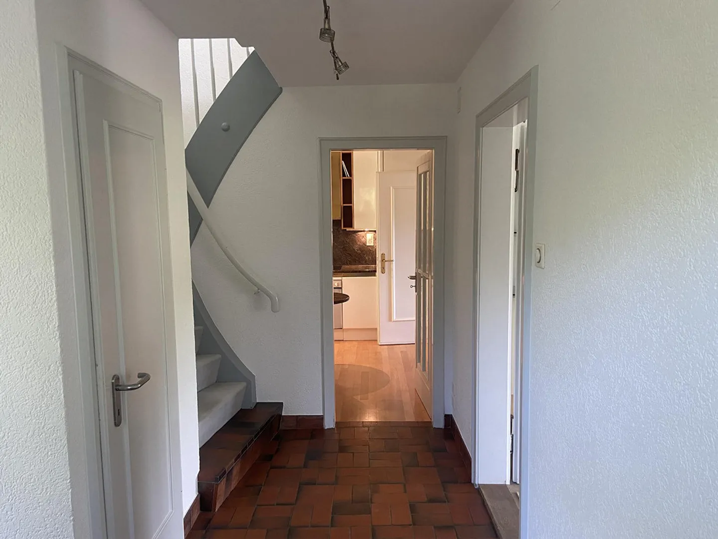 Detached single-family house with separate garage building - Photo 12 of 17