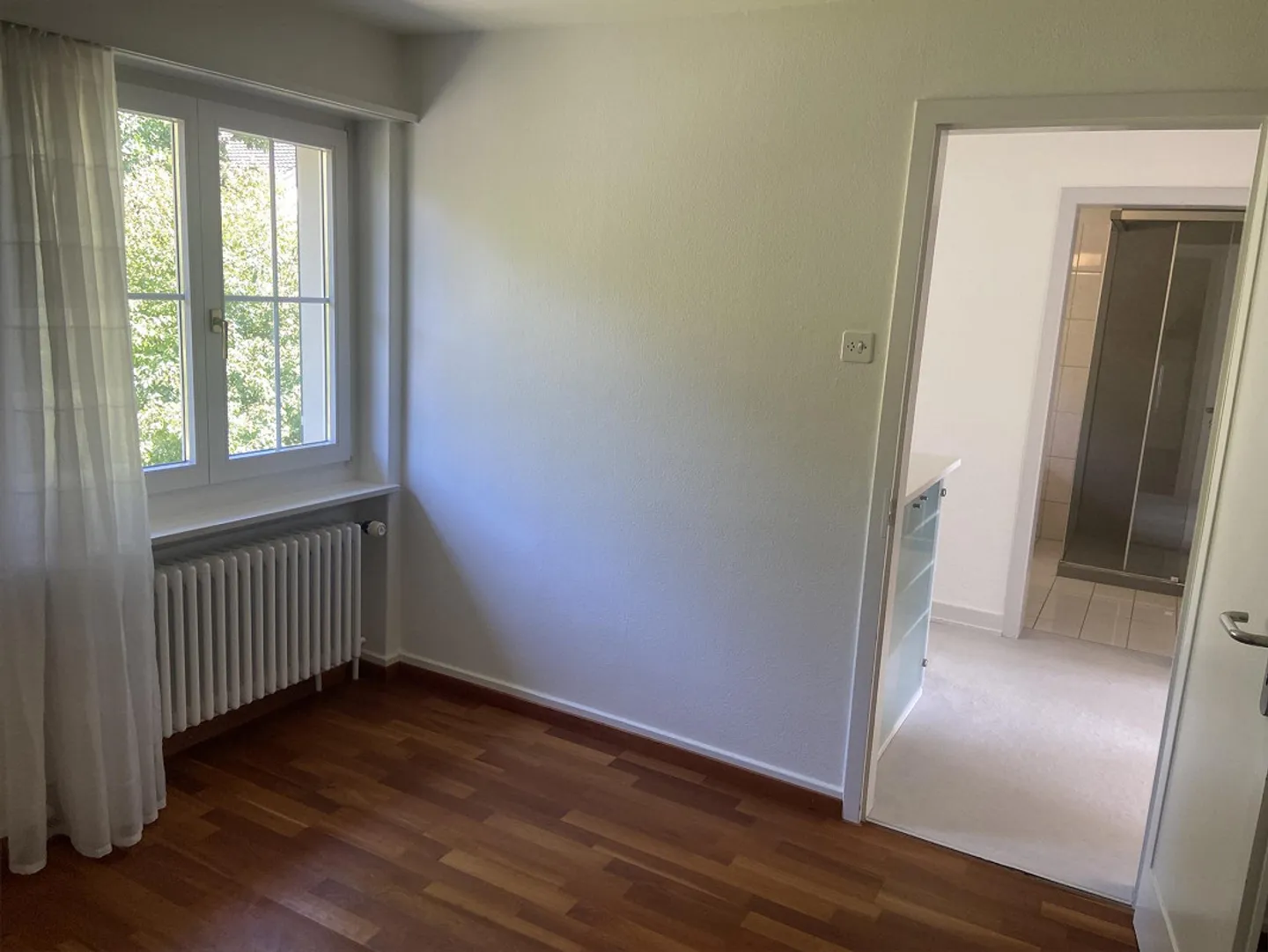 Detached single-family house with separate garage building - Photo 13 of 17