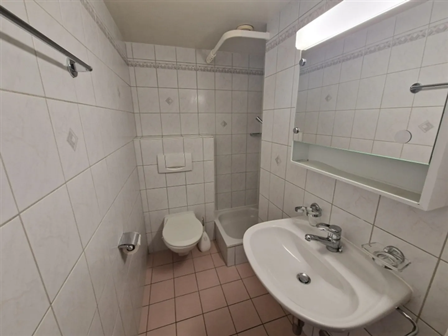 Beau studio, partiellement rénové. - Photo 4 sur 4