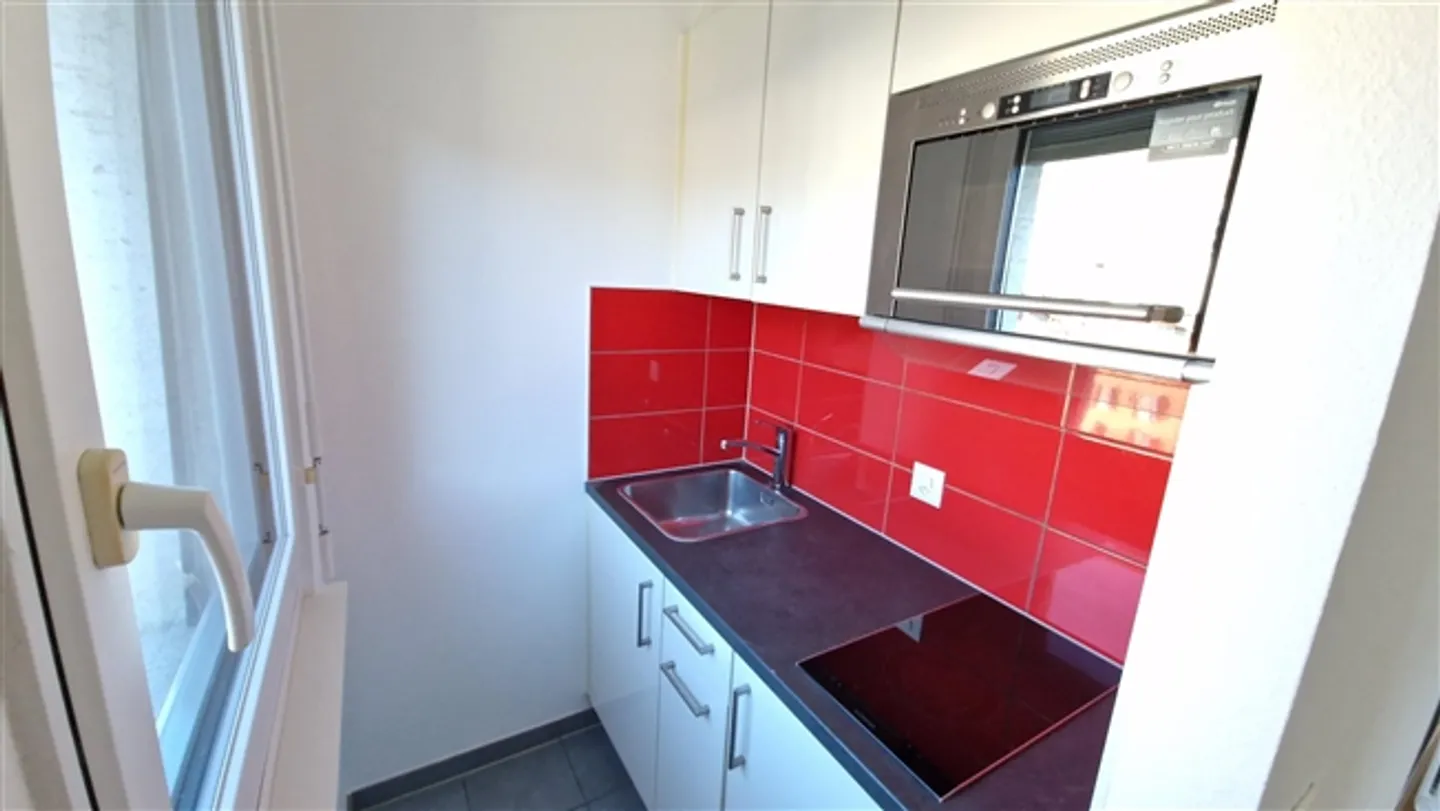 Beau studio, partiellement rénové. - Photo 1 sur 4