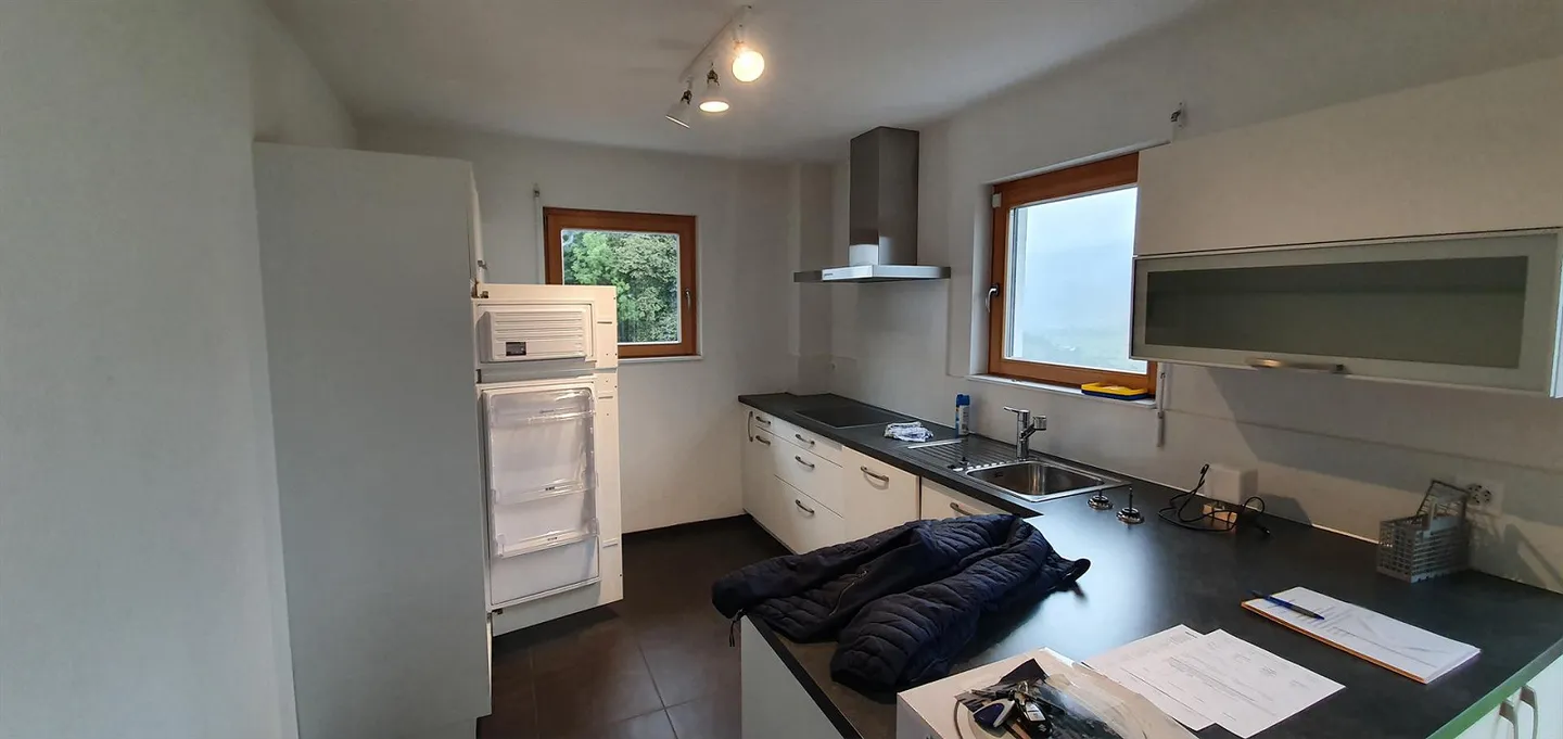 Bright Upper Floor Apartment with a View - Photo 2 of 9