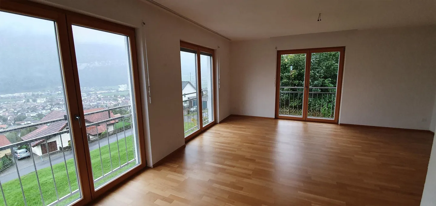 Bright Upper Floor Apartment with a View - Photo 3 of 9