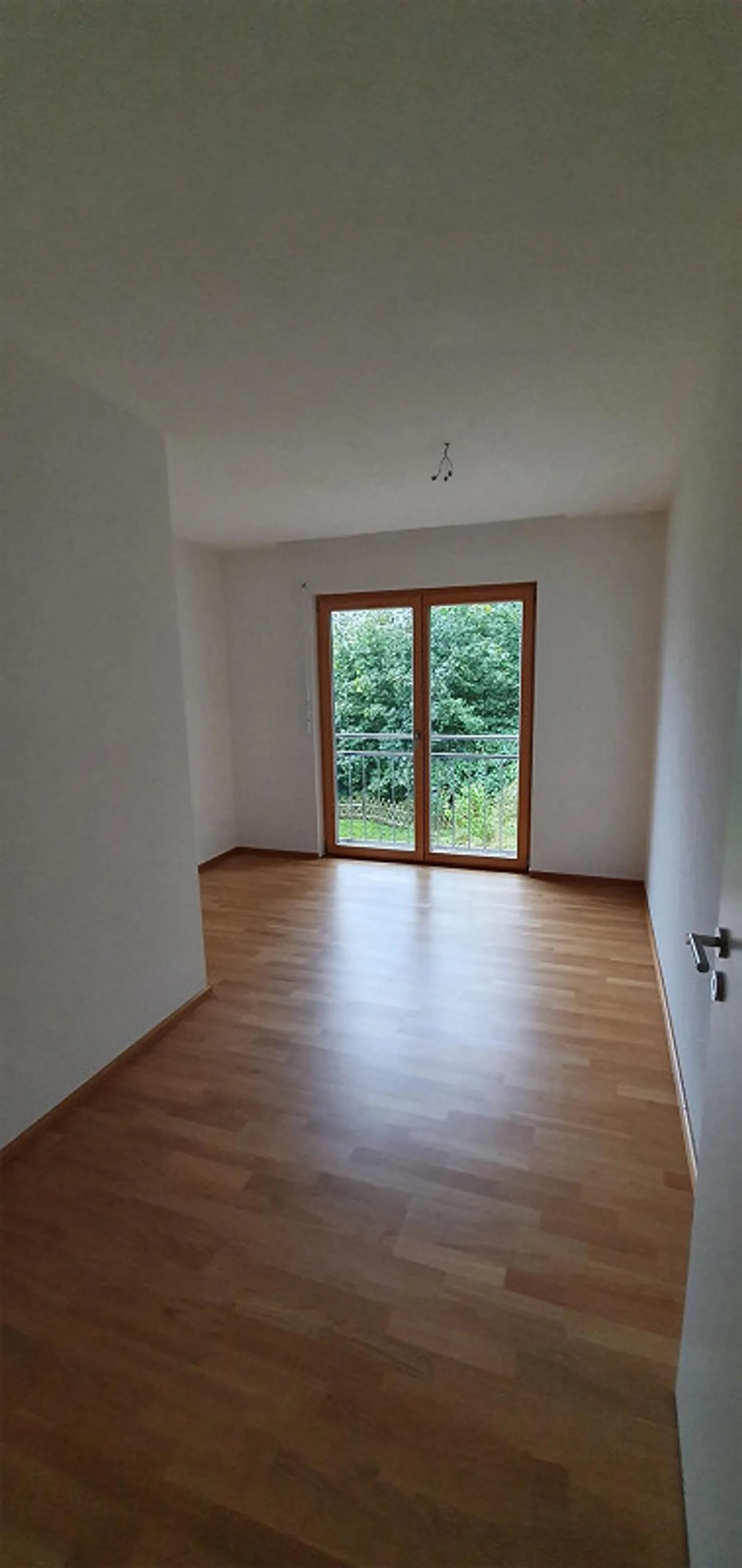 Bright Upper Floor Apartment with a View - Photo 4 of 9