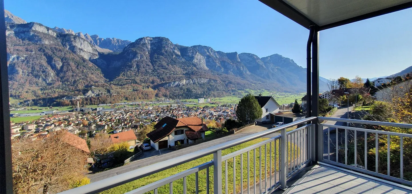 Bright Upper Floor Apartment with a View - Photo 6 of 9
