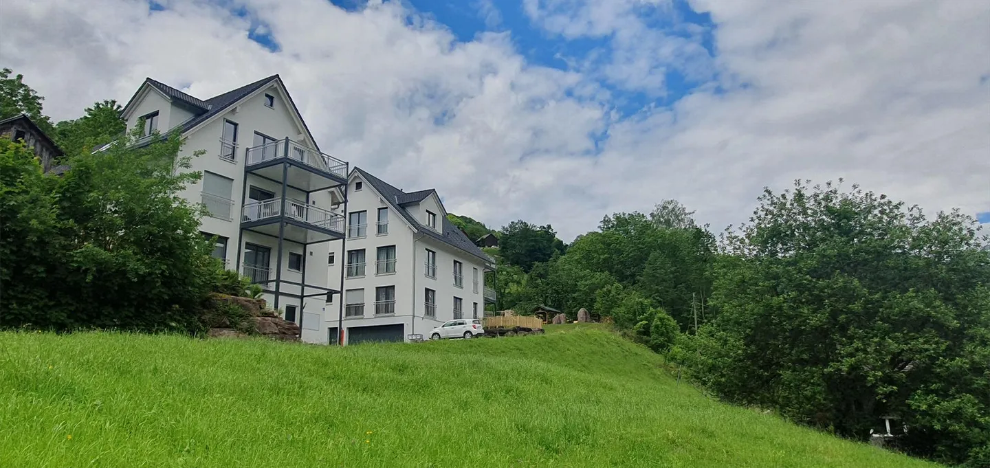 Bright Upper Floor Apartment with a View - Photo 9 of 9