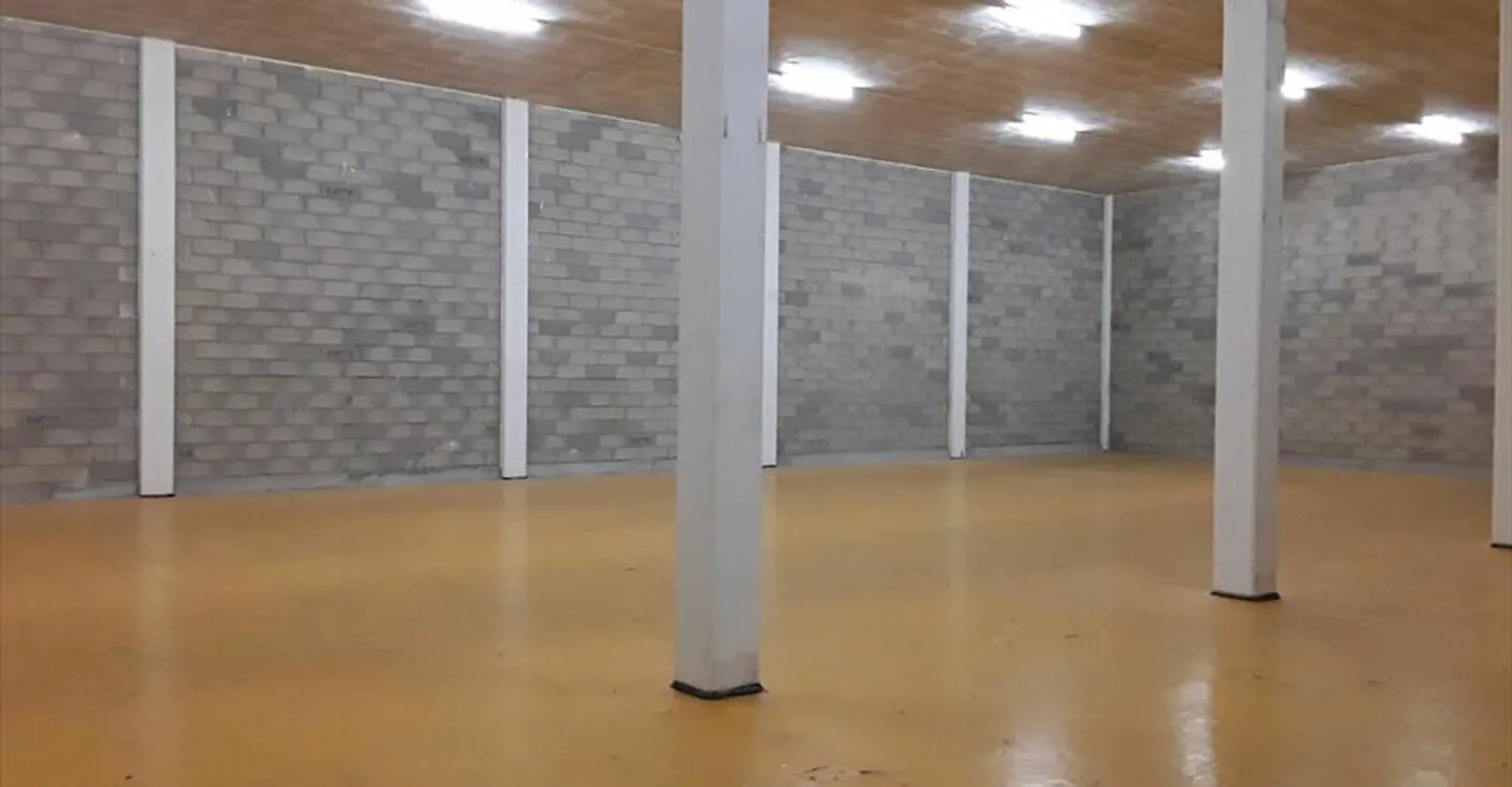 Grande deposito 315m2 - Altezza 5m - Affitto flessibile - Buon accesso ai camion - Foto 3 di 5