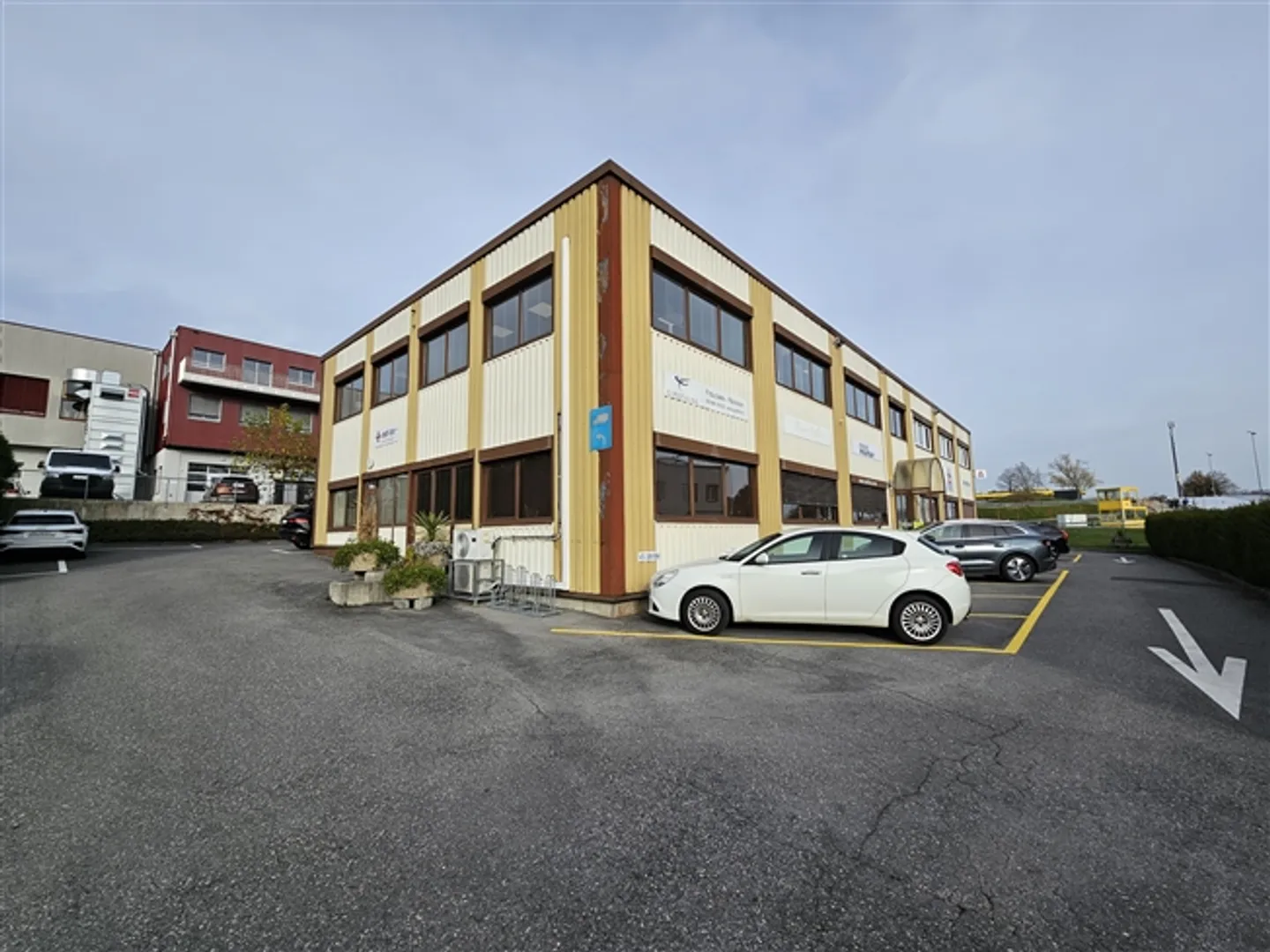 380 m², divisé en 4 espaces commerciaux, divisé - Photo 1 sur 1