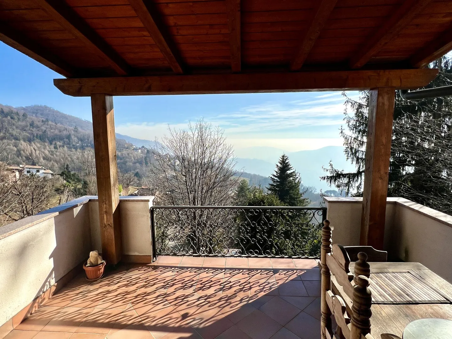 Casa unifamiliare da ristrutturare in una posizione tranquilla e isolata - Foto 3 di 12