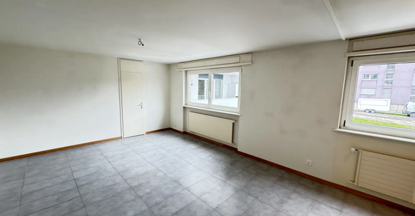 Spacious and close to shops - Photo 2 of 4