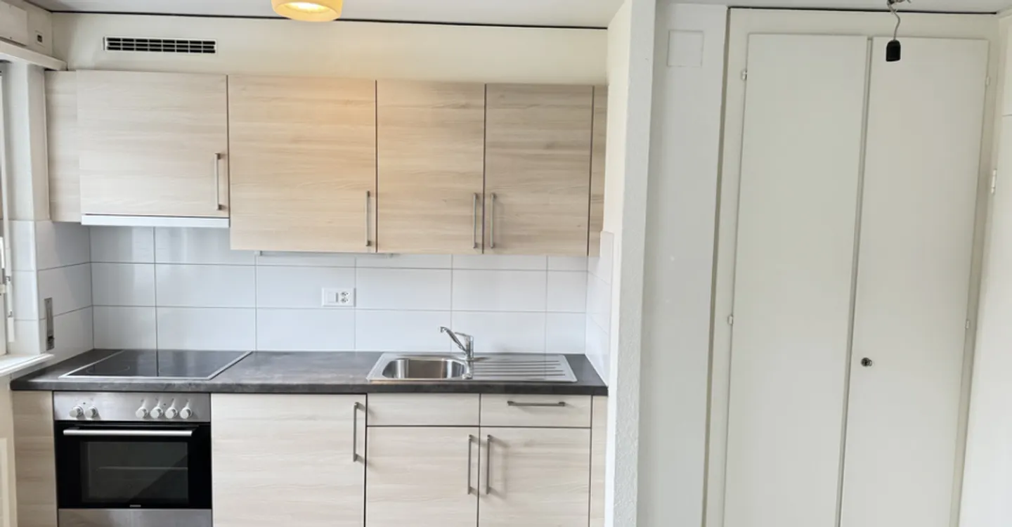 Spacious and close to shops - Photo 3 of 4