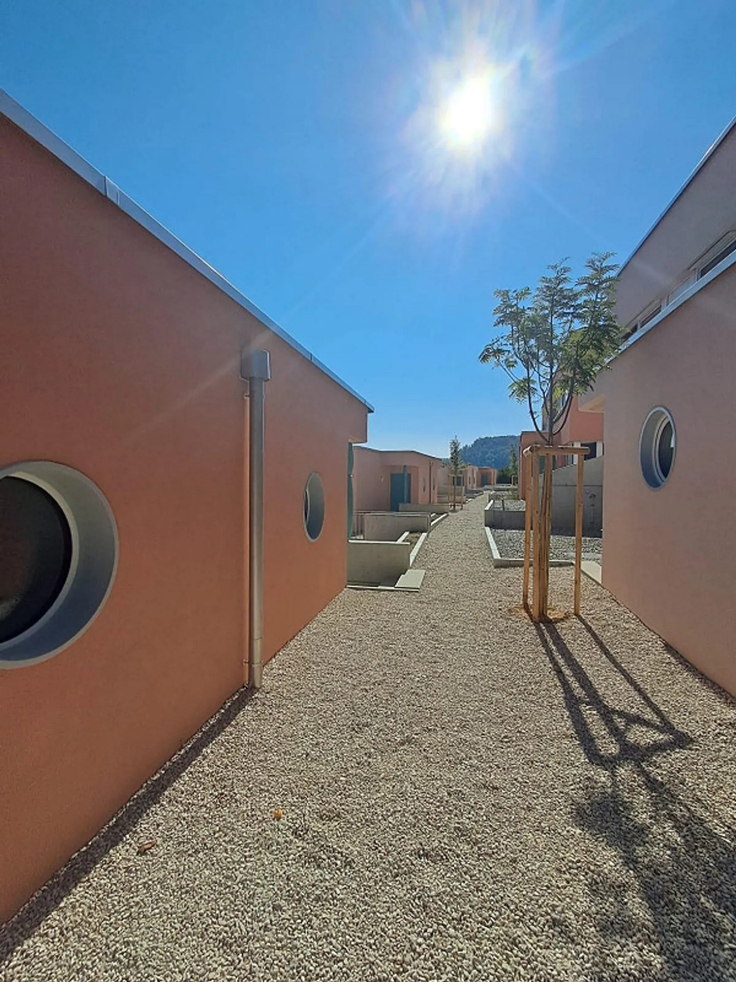 Nouvelle construction - vivre comme dans une maison individuelle - au cœur de Zwingen! - Photo 1 sur 16