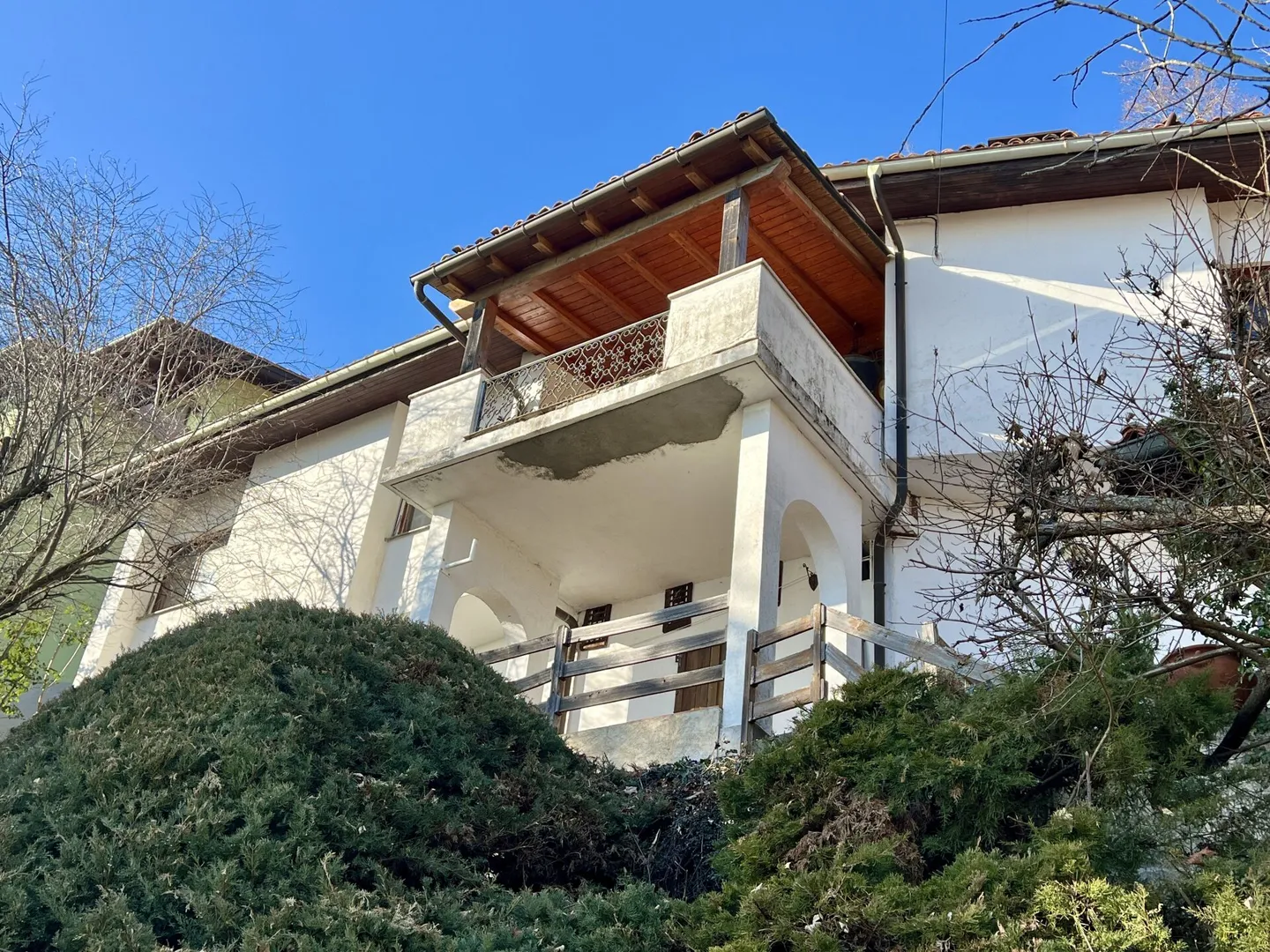 Casa unifamiliare da ristrutturare in una posizione tranquilla e isolata - Foto 2 di 12