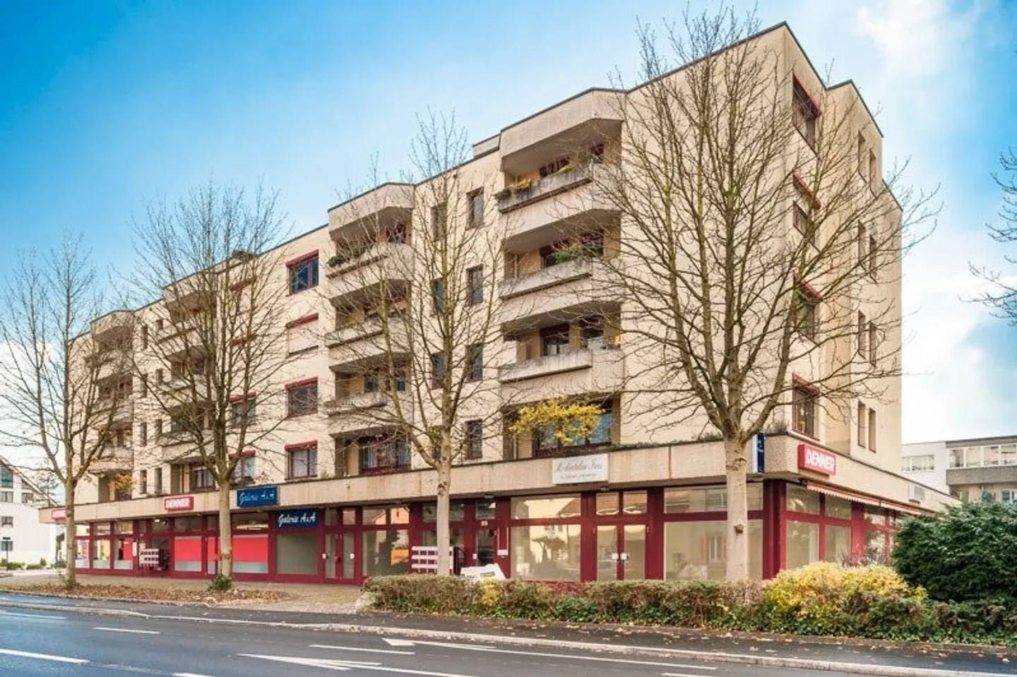 Attraktive Gewerbefläche mit Schaufenster an der Hauptstrasse - Foto 1 von 11