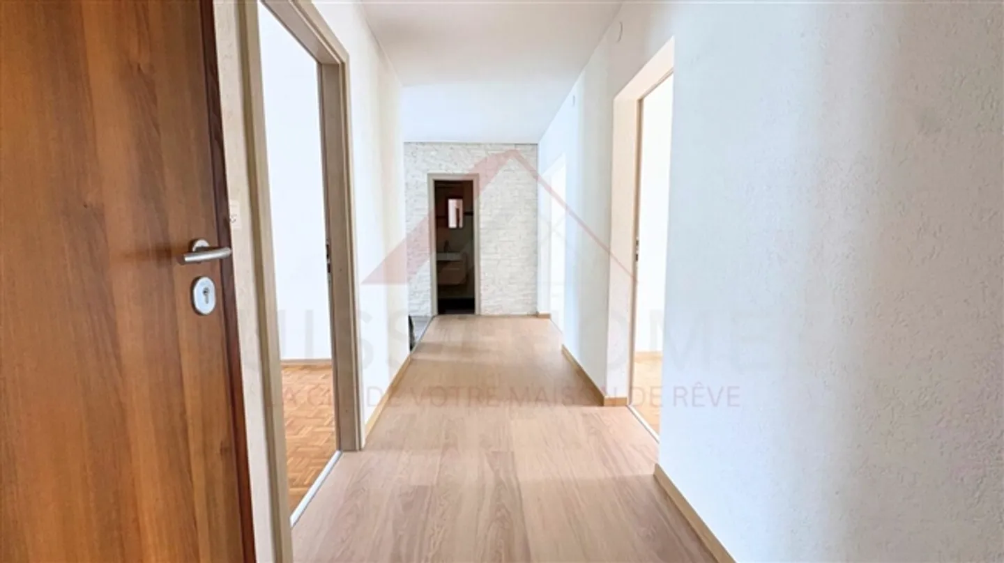 Villeneuve - Appartement 4.5 pièces avec balcon sud panoramique - Photo 3 sur 11
