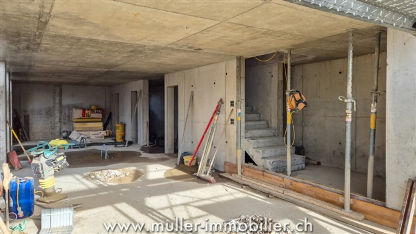 Detached Double Villa with Large Garden - Photo 9 of 13