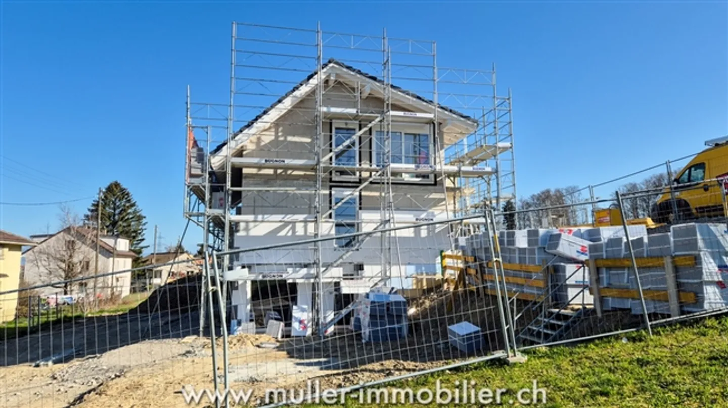 Detached Double Villa with Large Garden - Photo 10 of 13