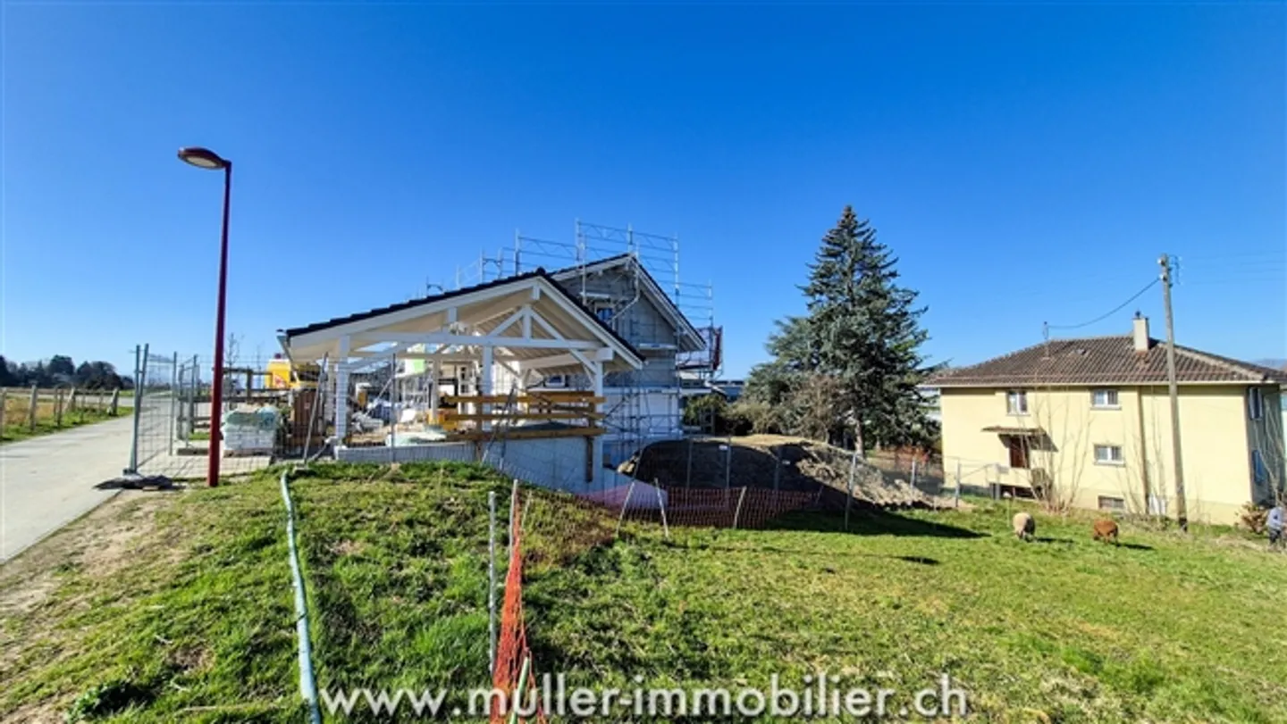 Detached Double Villa with Large Garden - Photo 11 of 13