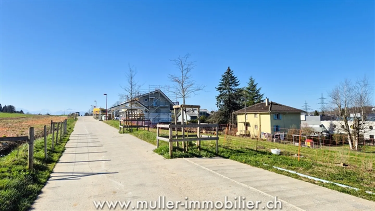Detached Double Villa with Large Garden - Photo 12 of 13
