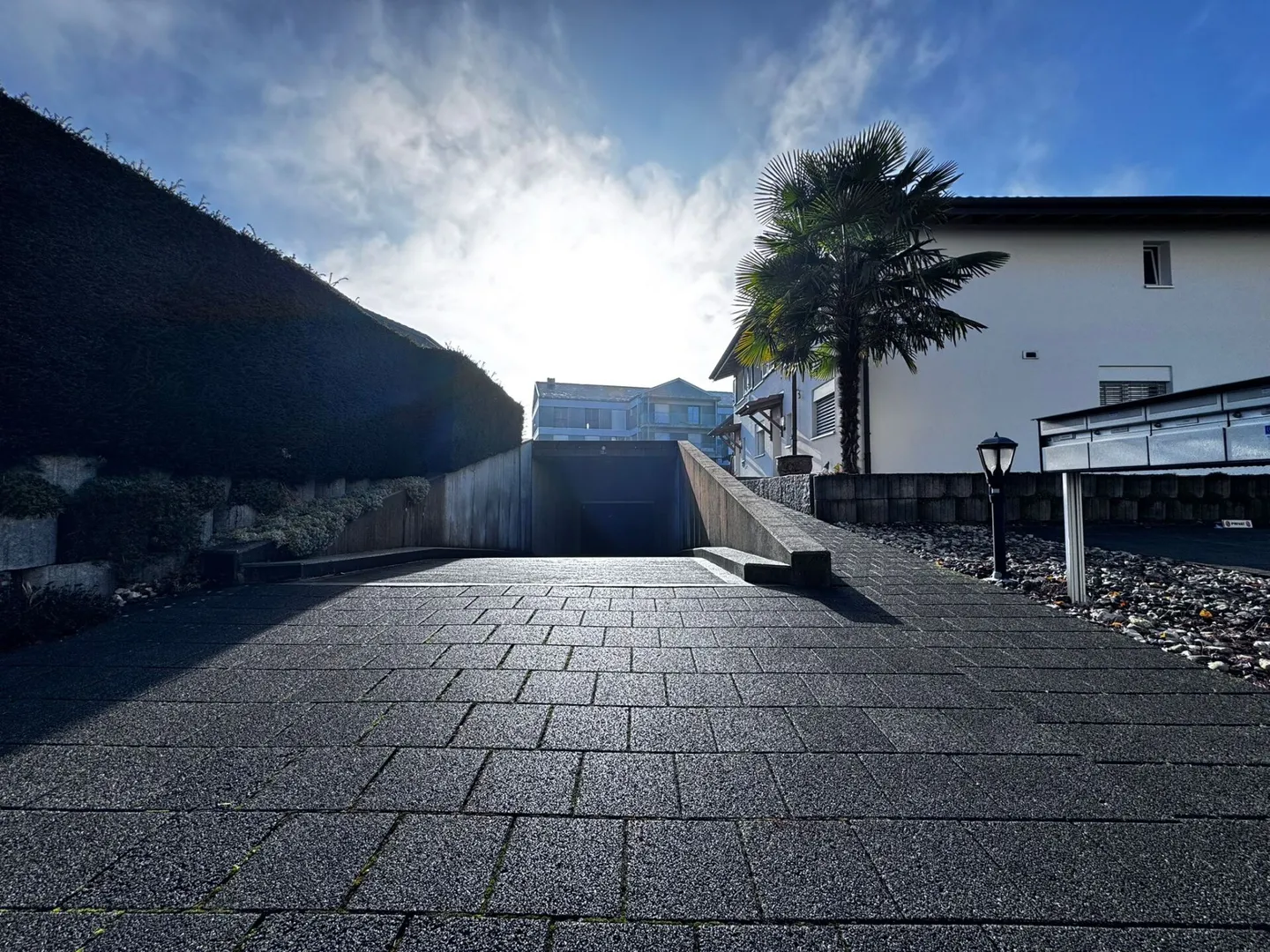 Casa a schiera di 4,5 stanze ben tenuta con giardino, area salotto e forno per pizza - incl. 1 posto auto in garage e 1 posto auto esterno - Foto 1 di 31