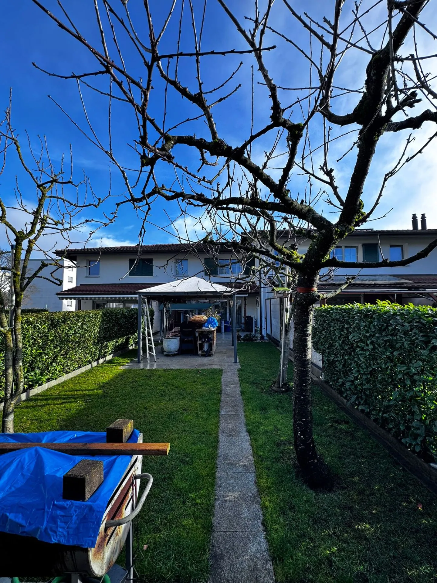 Casa a schiera di 4,5 stanze ben tenuta con giardino, area salotto e forno per pizza - incl. 1 posto auto in garage e 1 posto auto esterno - Foto 2 di 31