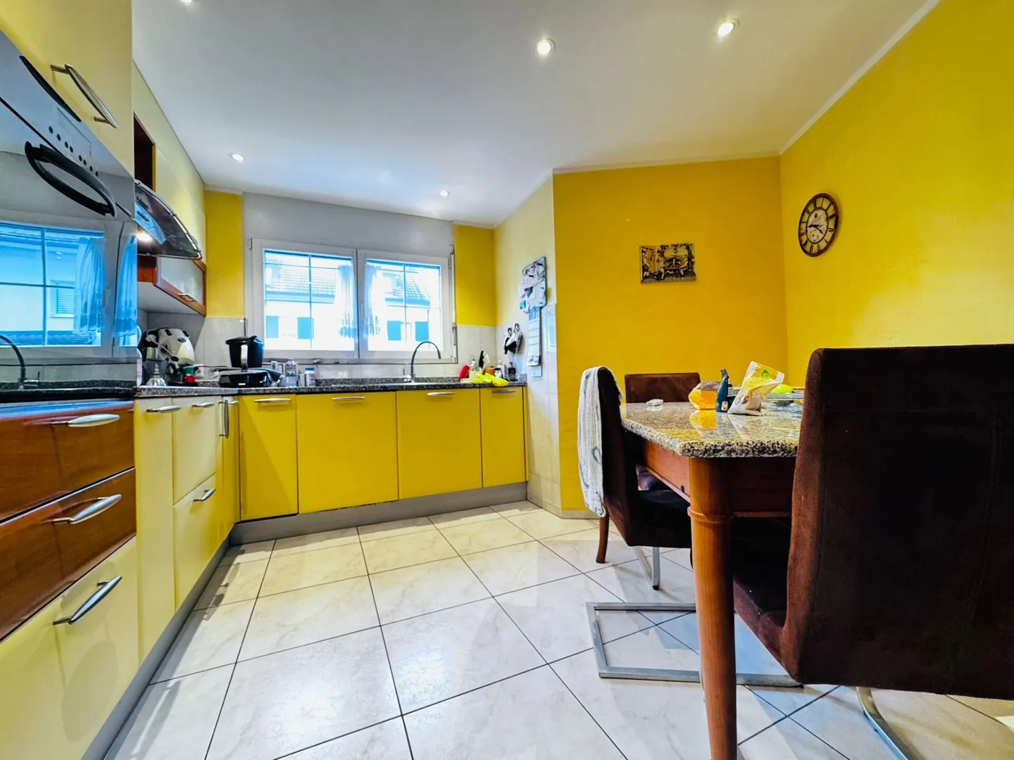 Casa a schiera di 4,5 stanze ben tenuta con giardino, area salotto e forno per pizza - incl. 1 posto auto in garage e 1 posto auto esterno - Foto 3 di 31