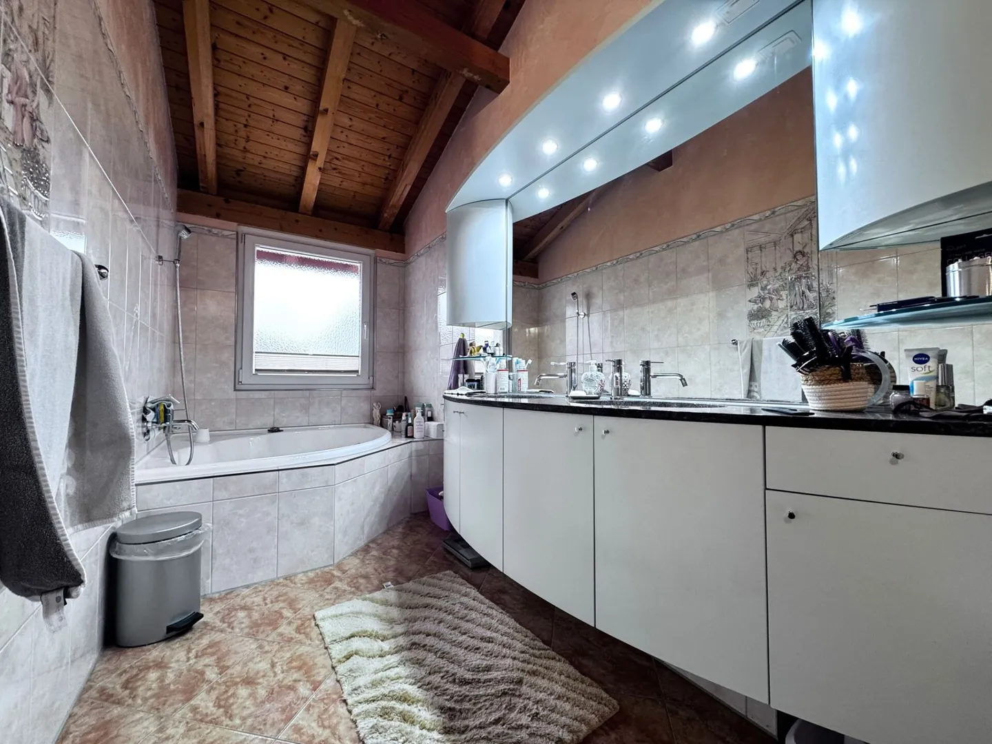 Casa a schiera di 4,5 stanze ben tenuta con giardino, area salotto e forno per pizza - incl. 1 posto auto in garage e 1 posto auto esterno - Foto 16 di 31