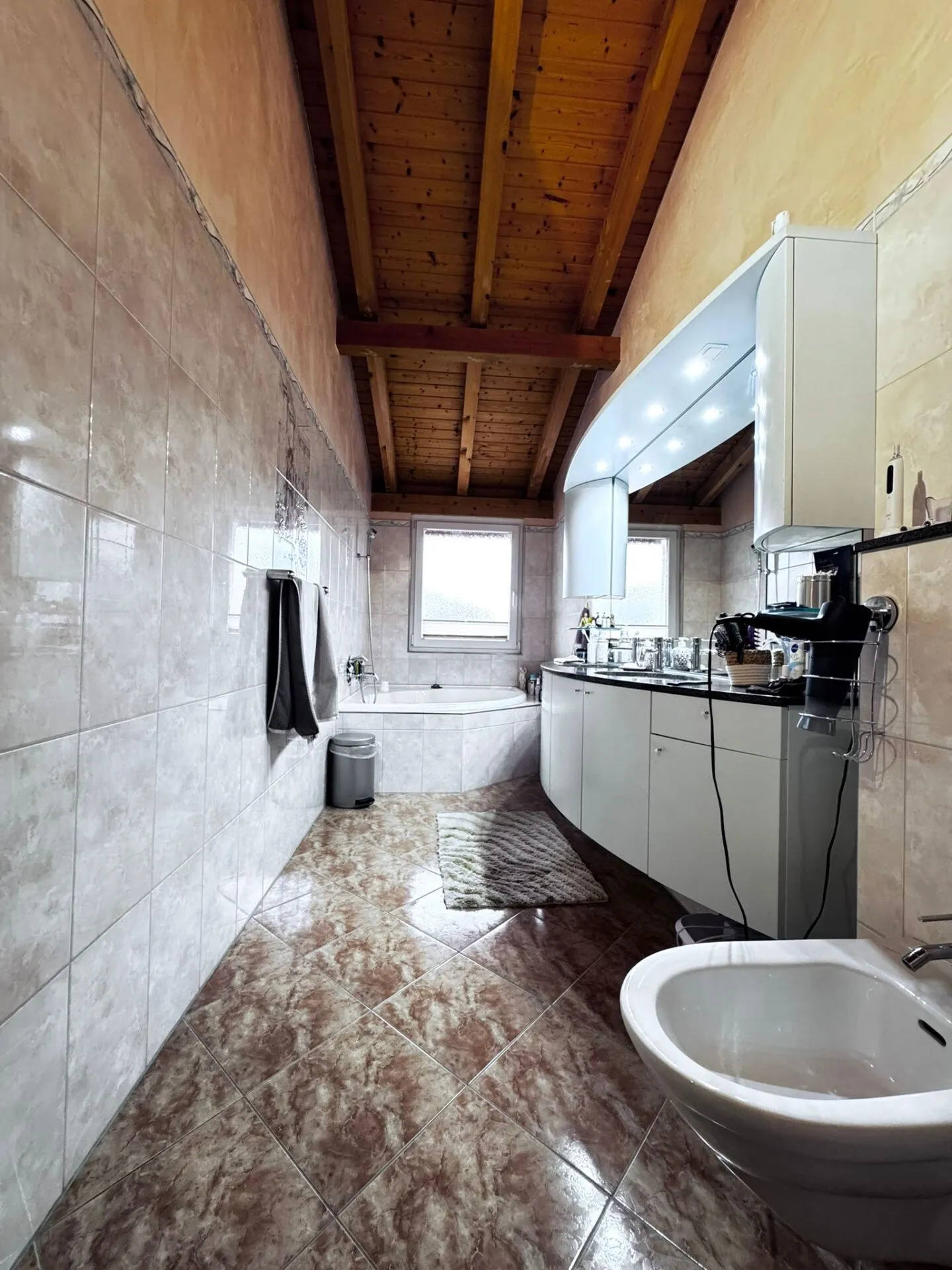 Casa a schiera di 4,5 stanze ben tenuta con giardino, area salotto e forno per pizza - incl. 1 posto auto in garage e 1 posto auto esterno - Foto 17 di 31