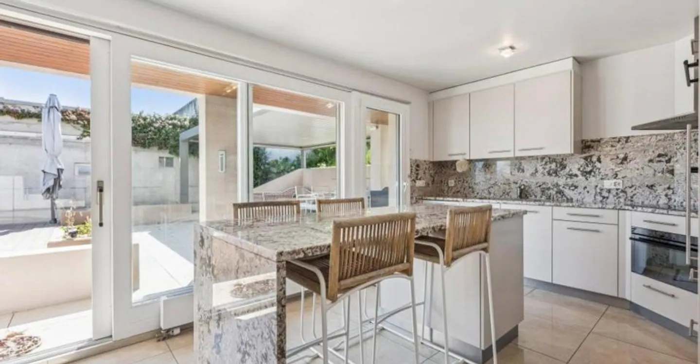 EXKLUSIVITÄT Außergewöhnliche Villa mit Seeblick nur wenige Schritte von der internationalen Schule entfernt - Foto 3 von 13