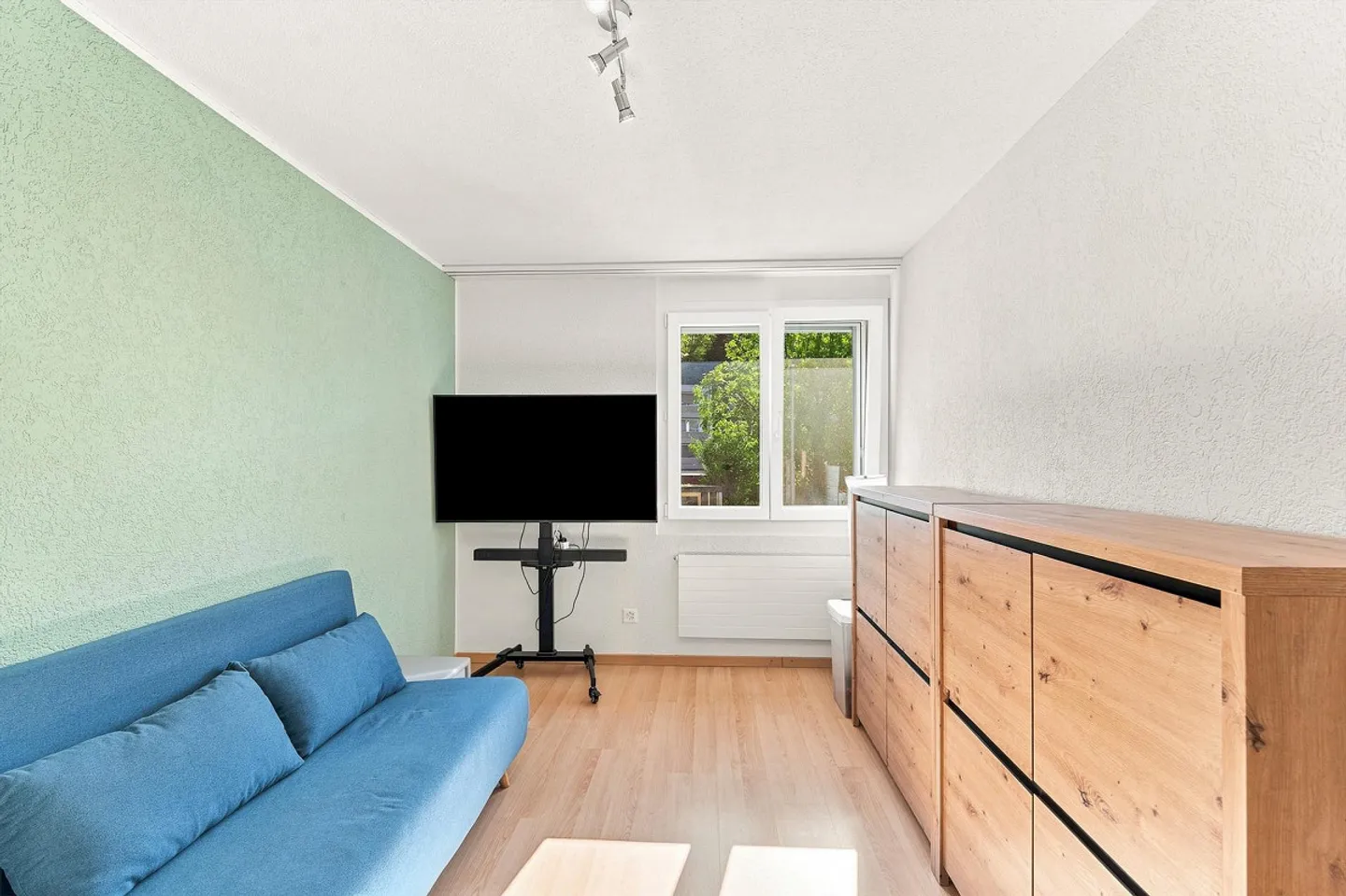 Modern, bright apartment with large hobby room - Photo 7 of 12