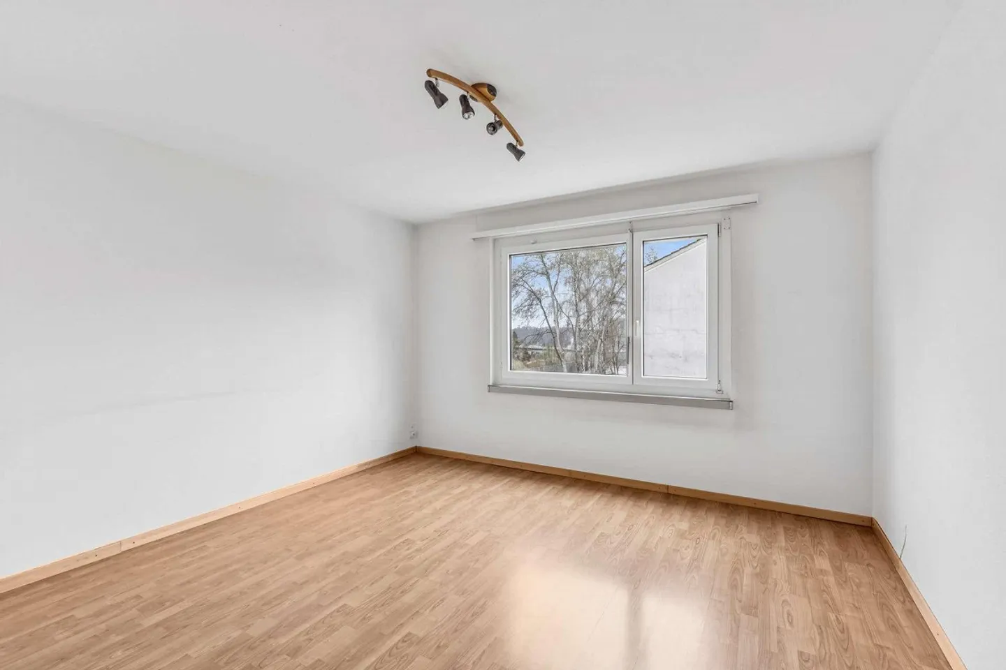 Appartement en copropriété de 4,5 pièces dans un quartier familial - Photo 4 sur 11