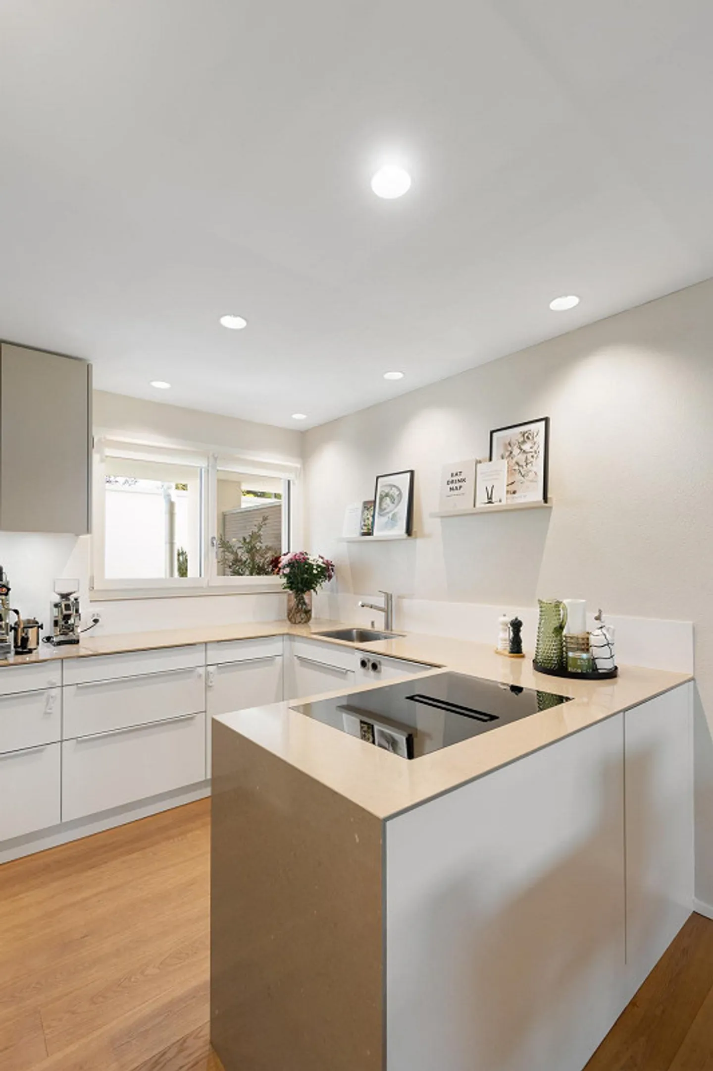Stylish Home for Families - Photo 3 of 8