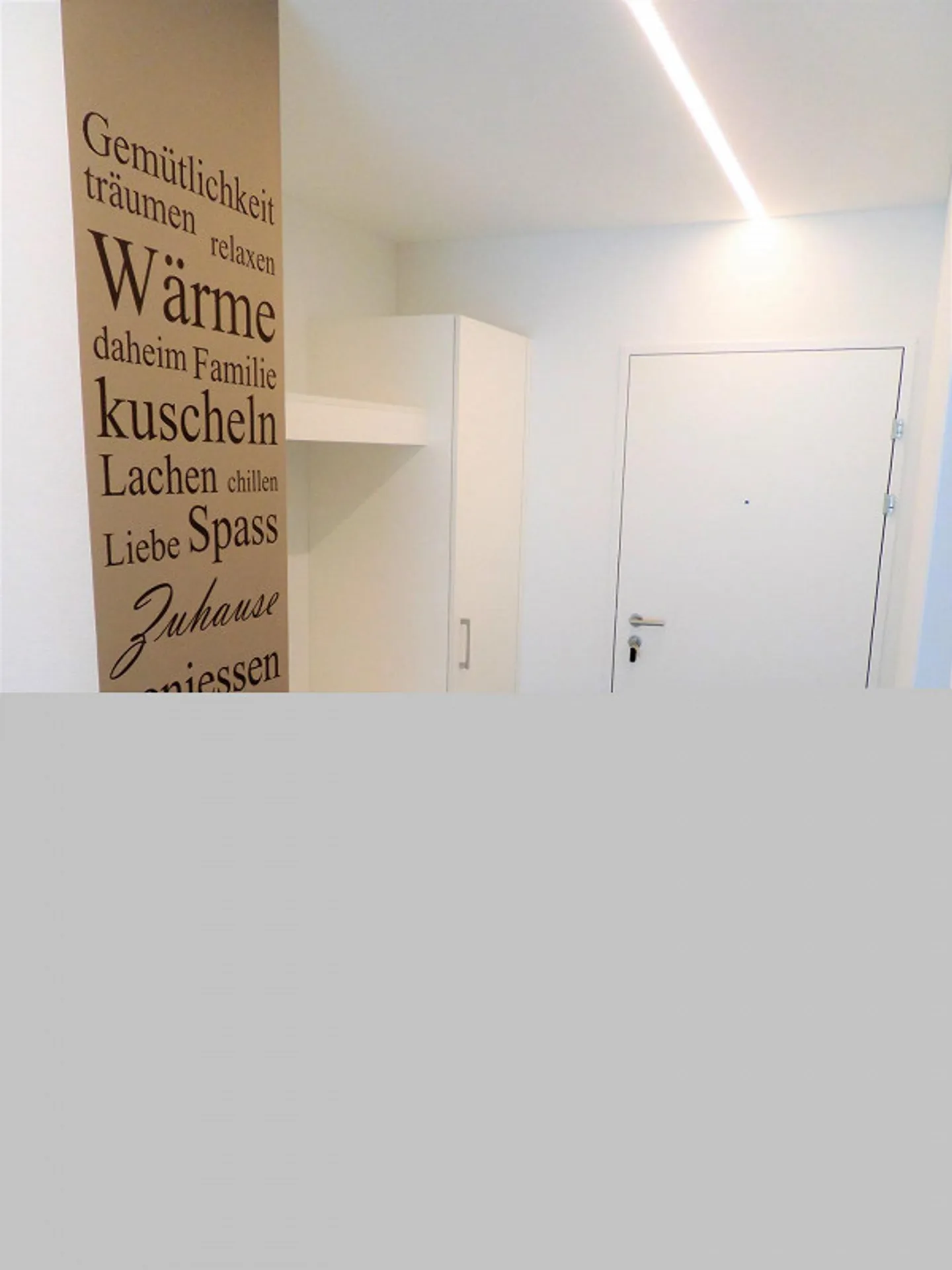 Moderne 4 ½-Zimmer-Wohnung mit schönem Weitblick unter der Attika - Foto 2 di 13
