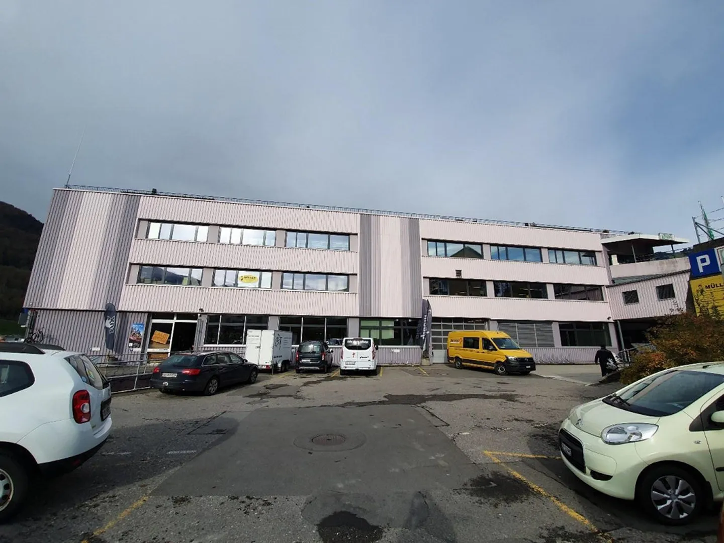 Spacious commercial space for rent in Seewen - Photo 1 of 1