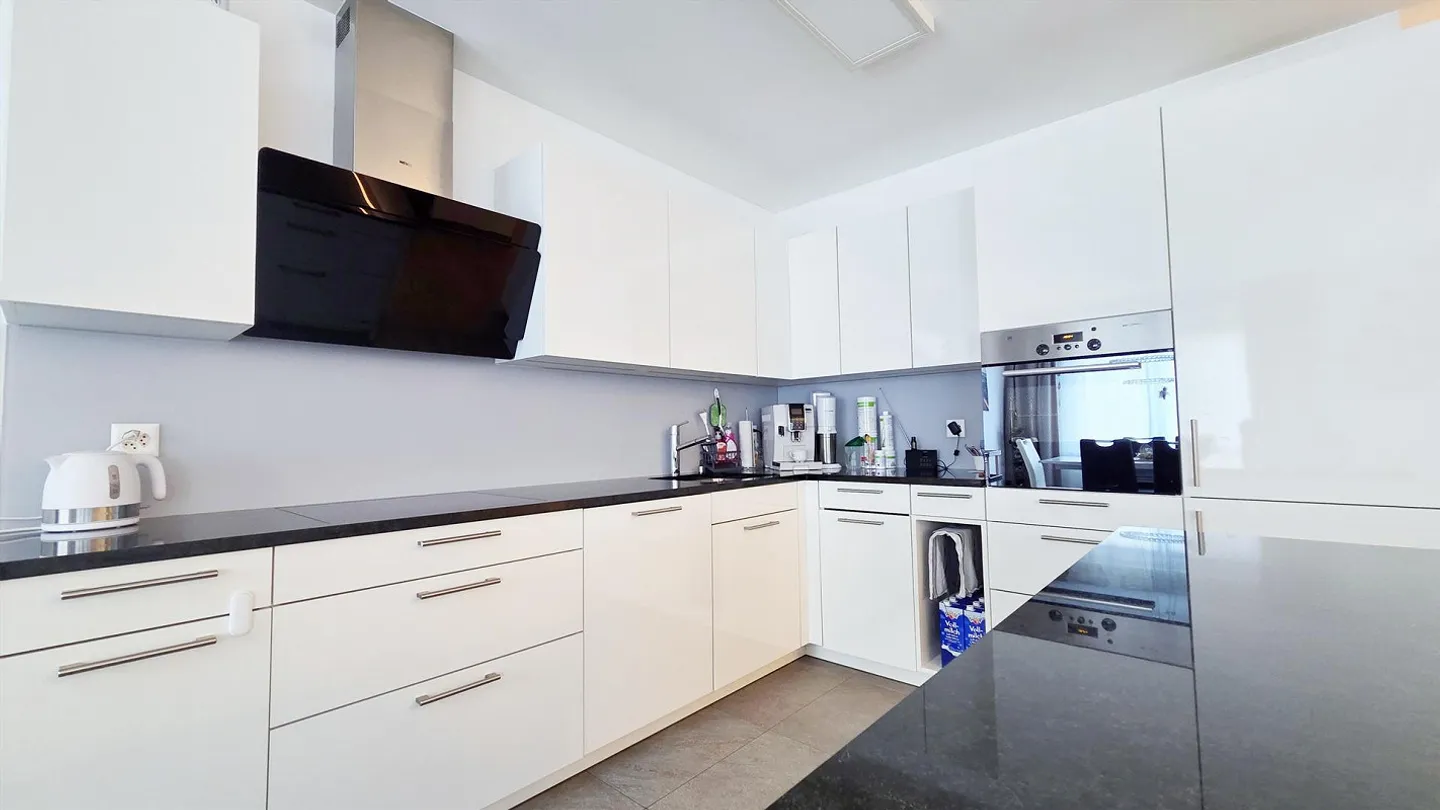 Moderne 4 ½-Zimmer-Wohnung mit schönem Weitblick unter der Attika - Foto 3 di 13