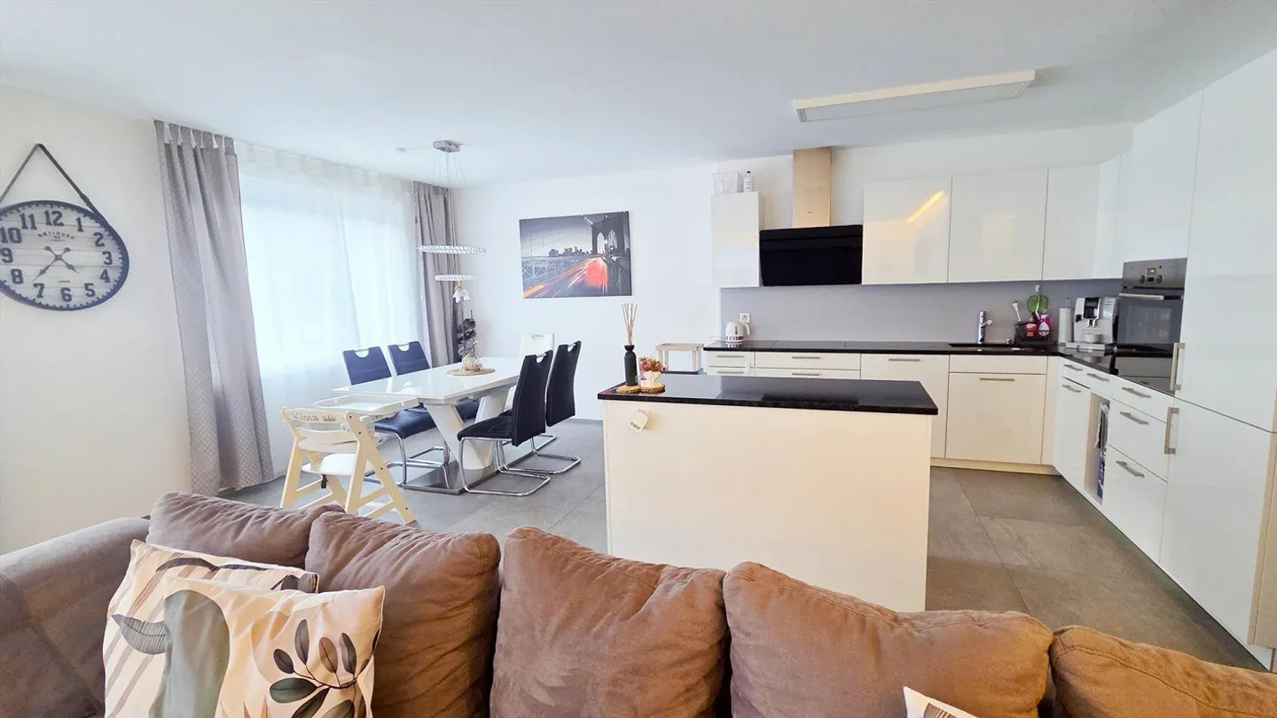 Moderne 4 ½-Zimmer-Wohnung mit schönem Weitblick unter der Attika - Foto 4 di 13