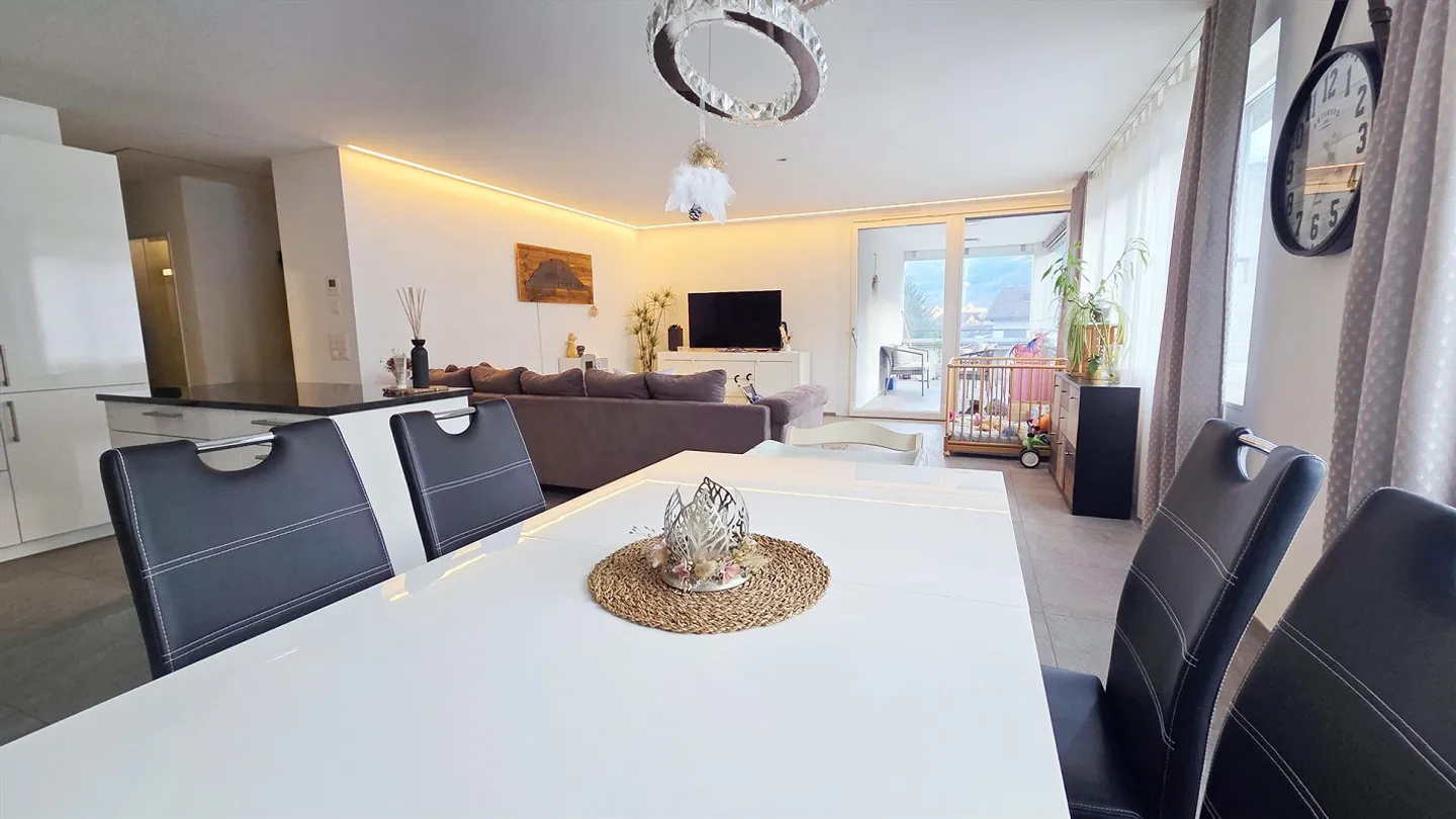 Moderne 4 ½-Zimmer-Wohnung mit schönem Weitblick unter der Attika - Foto 5 di 13