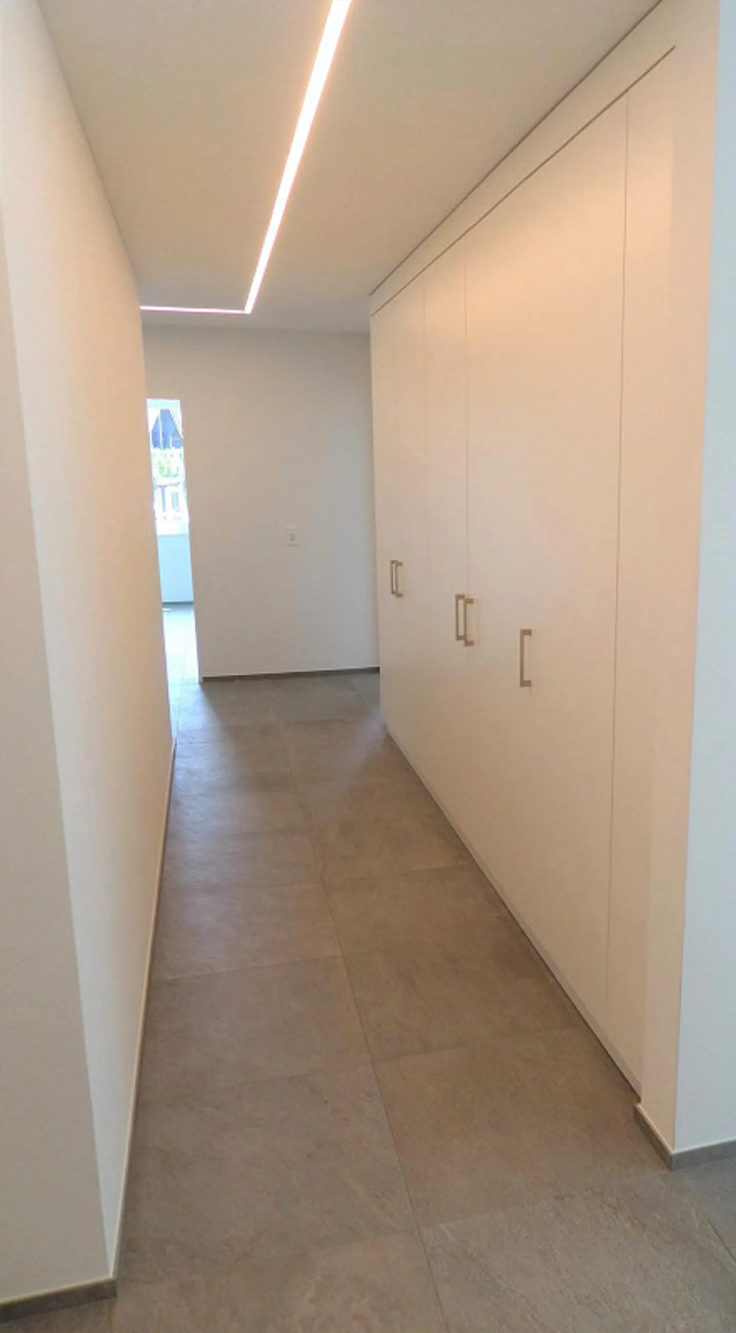 Moderne 4 ½-Zimmer-Wohnung mit schönem Weitblick unter der Attika - Foto 7 di 13