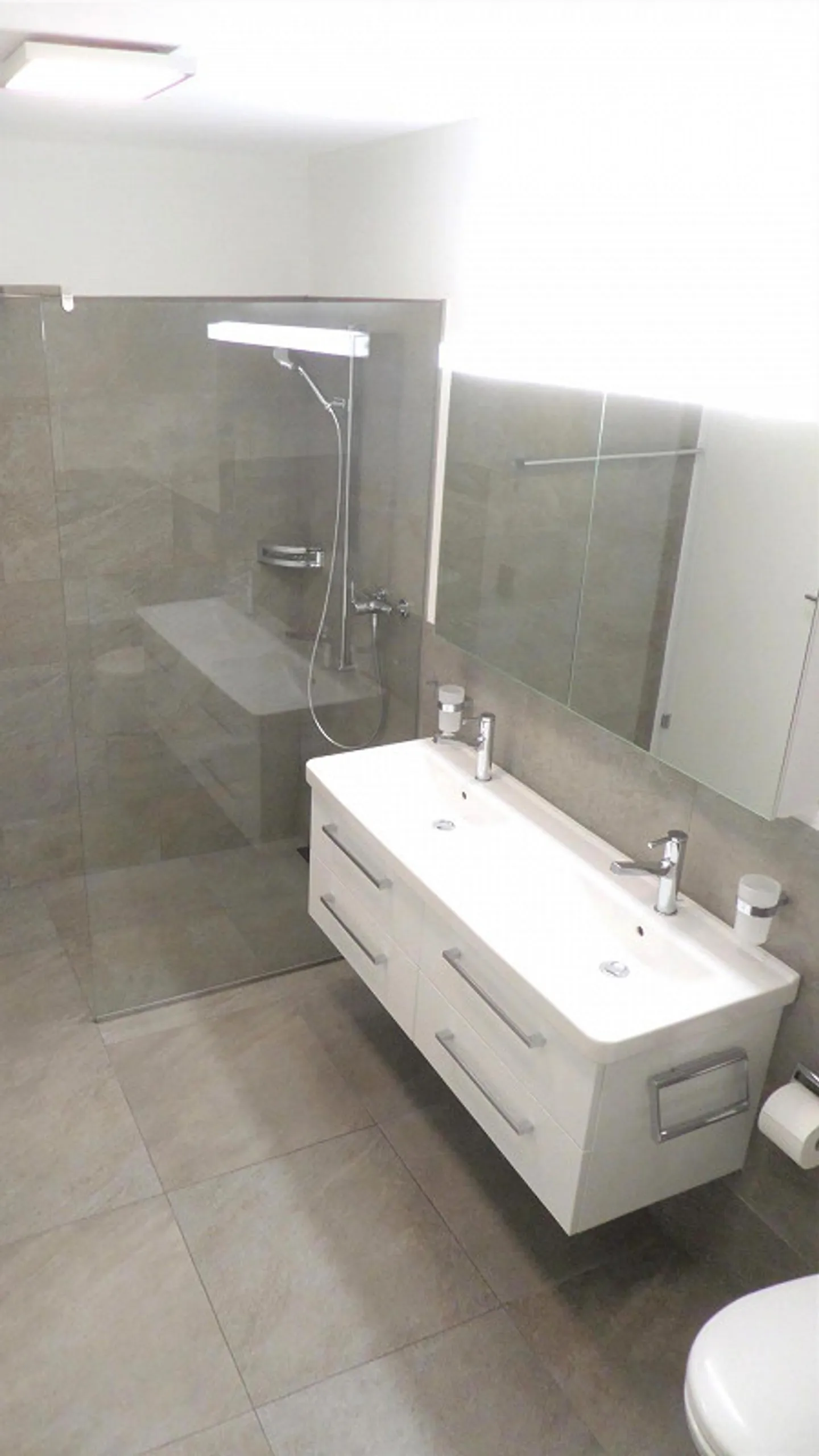 Moderne 4 ½-Zimmer-Wohnung mit schönem Weitblick unter der Attika - Foto 10 di 13