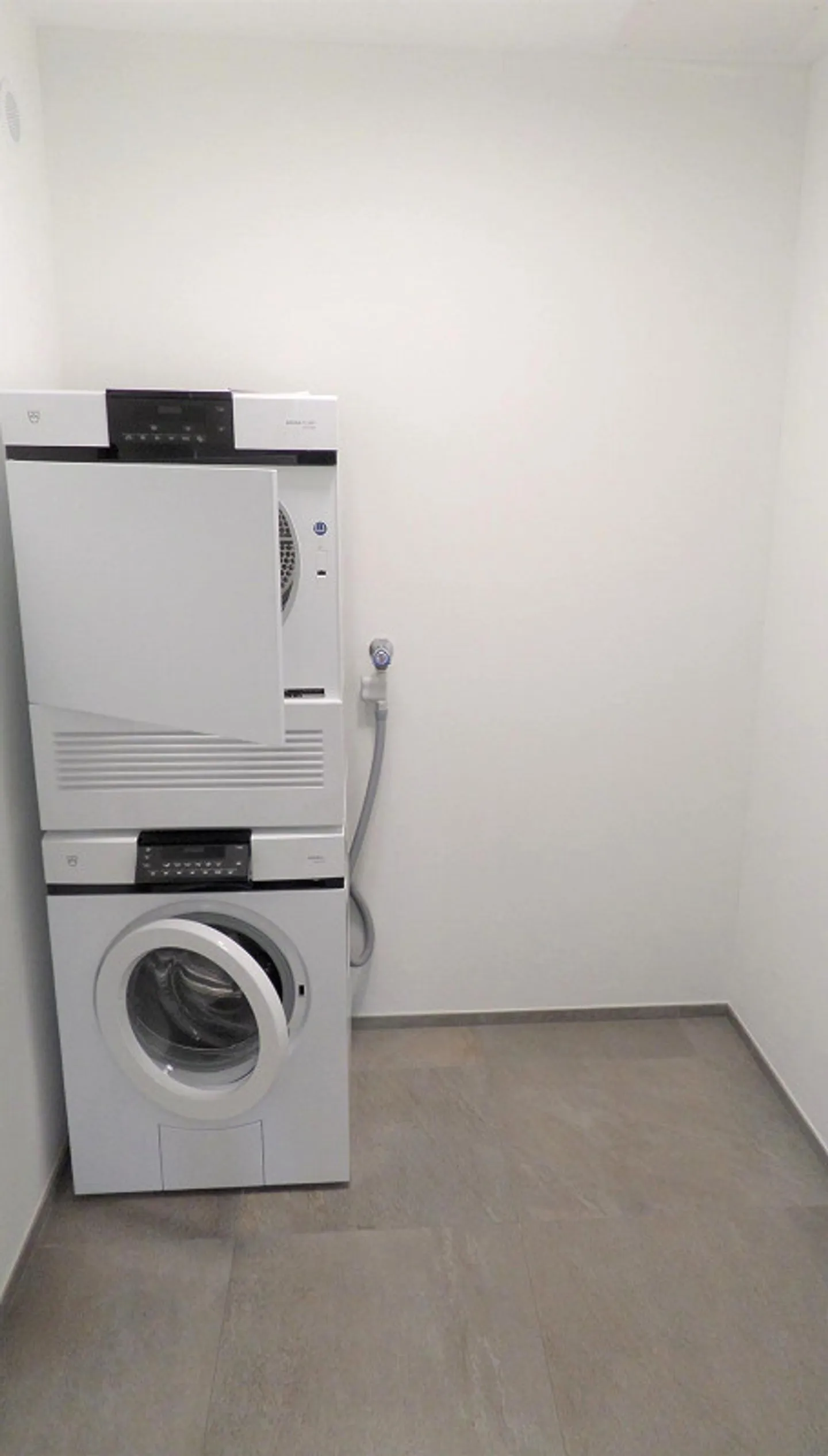 Moderne 4 ½-Zimmer-Wohnung mit schönem Weitblick unter der Attika - Foto 11 di 13