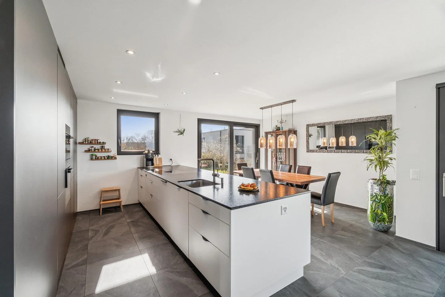 Moderne Eleganz mit traumhafter Seesicht - Foto 2 von 4