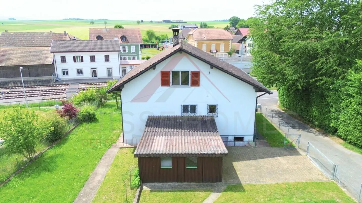«Moutier – freistehendes Haus mit 2 Wohnungen (2,5 Zimmer + 4 Zimmer), ca. 130 m² Wohnfläche auf 650 m² Grundstück ideal zum Wohnen und Mieten» - Foto 9 di 11