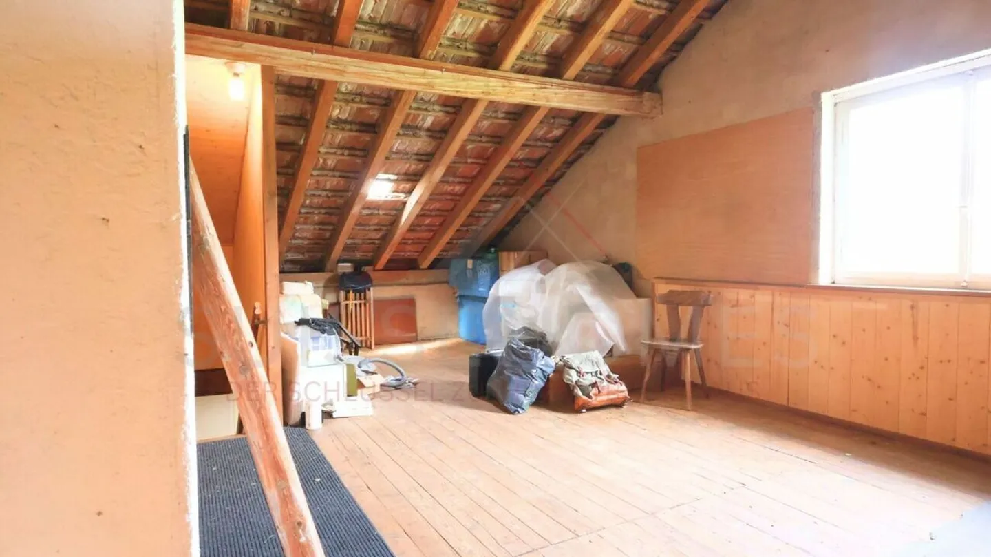 «Moutier – freistehendes Haus mit 2 Wohnungen (2,5 Zimmer + 4 Zimmer), ca. 130 m² Wohnfläche auf 650 m² Grundstück ideal zum Wohnen und Mieten» - Foto 8 di 11