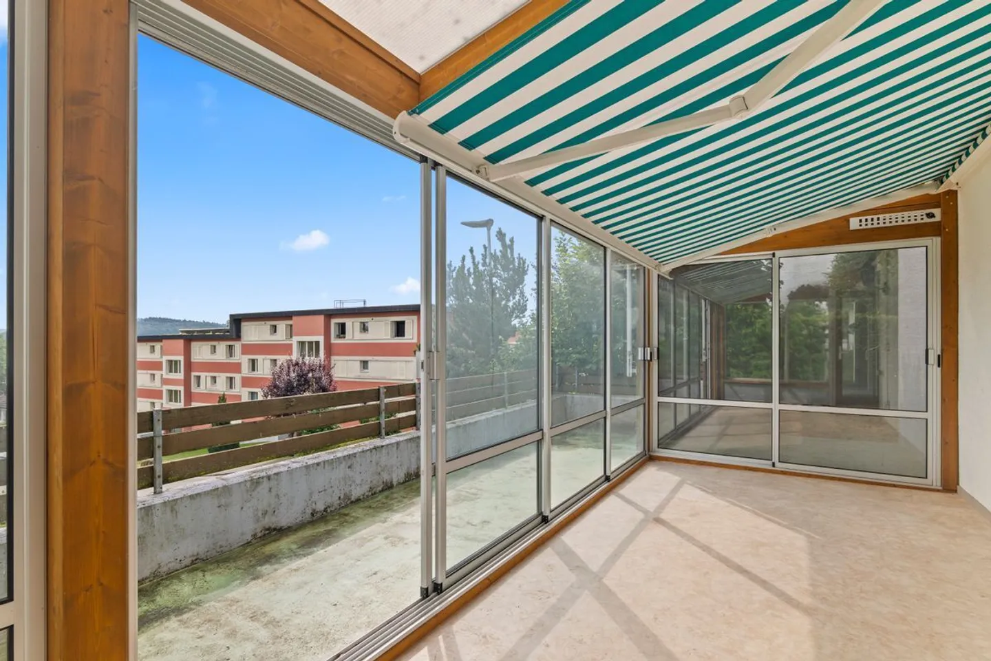 Maison de ville familiale avec deux espaces de jardin et belle vue - Photo 5 sur 13