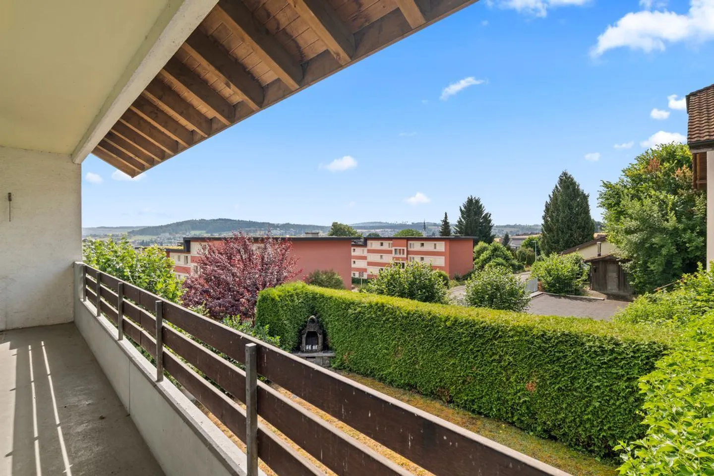 Maison de ville familiale avec deux espaces de jardin et belle vue - Photo 11 sur 13