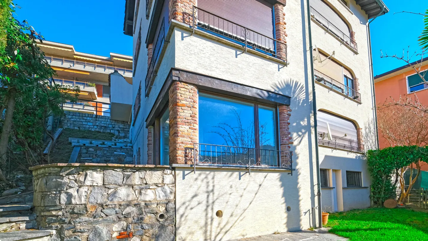 2.5 Room Apartment in Historic Villa with Garden and Lake View Terraces in Ruvigliana - Photo 1 of 10